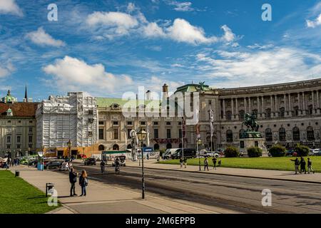 Vienne, Autriche, palais de 28 septembre 2022 Hofburg et vue panoramique sur la place, les personnes marchant et le fiaker avec des chevaux à Vienne, Autriche Banque D'Images