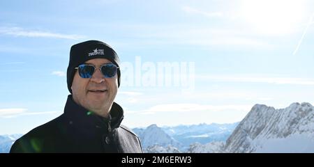 Grainau, Allemagne. 04th janvier 2023. Le Premier ministre bavarois Markus Söder (CSU) se tient sur le Zugspitzplatt lors d'une manifestation pratique sur la recherche de victimes d'avalanches. Des experts du club alpin allemand, du Service de sauvetage de montagne, de l'Association allemande des moniteurs de ski, du Service d'alerte aux avalanches et des guides de montagne de la police se sont réunis pour une conférence de presse sur la sécurité alpine. Credit: Angelika Warmuth/dpa/Alamy Live News Banque D'Images