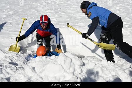 Grainau, Allemagne. 04th janvier 2023. Les guides de montagne et les gardes de montagne de la police recherchent une personne enterrée dans la neige au Zugspitzplatt lors d'une démonstration pratique sur la recherche de victimes d'avalanches. Des experts du club alpin allemand, du Service de sauvetage de montagne, de l'Association allemande des moniteurs de ski, du Service d'alerte aux avalanches et des guides de montagne de la police se sont réunis pour une conférence de presse sur la sécurité alpine. Credit: Angelika Warmuth/dpa/Alamy Live News Banque D'Images