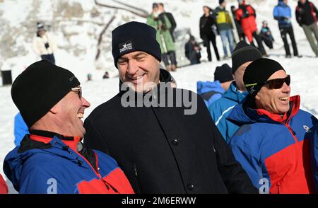 Grainau, Allemagne. 04th janvier 2023. Le Premier ministre bavarois Markus Söder (CSU, M) discute avec des membres de l'équipe de sauvetage en montagne de Zugspitzplatt lors d'une démonstration pratique sur la recherche de victimes d'avalanches. Des experts du club alpin allemand, du Service de sauvetage de montagne, de l'Association allemande des moniteurs de ski, du Service d'alerte aux avalanches et des guides de montagne de la police se sont réunis pour une conférence de presse sur la sécurité alpine. Credit: Angelika Warmuth/dpa/Alamy Live News Banque D'Images