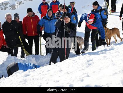 Grainau, Allemagne. 04th janvier 2023. Le Premier ministre bavarois Markus Söder (CSU, M) essaie de faire une enquête sur les avalanches du Zugspitzplatt lors d'une démonstration pratique sur la recherche de victimes d'avalanches. Des experts du club alpin allemand, du Service de sauvetage de montagne, de l'Association allemande des moniteurs de ski, du Service d'alerte aux avalanches et des guides de montagne de la police se sont réunis pour une conférence de presse sur la sécurité alpine. Credit: Angelika Warmuth/dpa/Alamy Live News Banque D'Images