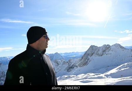 Grainau, Allemagne. 04th janvier 2023. Le Premier ministre bavarois Markus Söder (CSU) se tient sur le Zugspitzplatt lors d'une manifestation pratique sur la recherche de victimes d'avalanches. Des experts du club alpin allemand, du Service de sauvetage de montagne, de l'Association allemande des moniteurs de ski, du Service d'alerte aux avalanches et des guides de montagne de la police se sont réunis pour une conférence de presse sur la sécurité alpine. Credit: Angelika Warmuth/dpa/Alamy Live News Banque D'Images