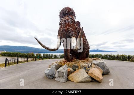 Automne 2016 - Magadan, Russie - la ville du nord de la Russie Magadan. Temps de composition sculpturale (mammouth) à Magadan Banque D'Images