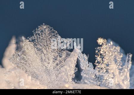 Les cristaux de glace ont gelé dans toutes les directions. De nombreuses formes texturées et bizarres ont été formées. Photo d'hiver de la nature Banque D'Images