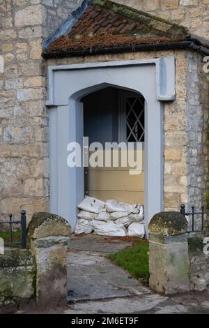 Sacs de sable et défenses d'inondation à la porte latérale de la rivière à l'auberge de bateau, Sprotbrough, Doncaster, South Yorkshire, Angleterre, ROYAUME-UNI Banque D'Images