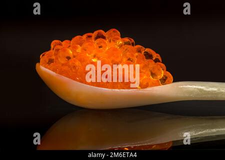 Caviar de saumon frais sur une cuillère en nacre Banque D'Images
