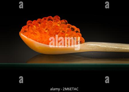 Caviar de saumon frais sur une cuillère en nacre Banque D'Images