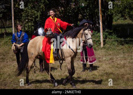 Activité sur le thème de Harry Potter le long de la piste de train d'Abreschviller une partie de Quidditch entre Gryffindor et Slytherin a joué à cheval Banque D'Images