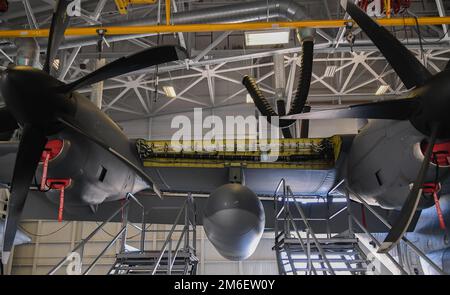 Un HC-130J combat King II a un panneau d'aile retiré et attend l'installation d'un bord d'attaque récemment réparé après qu'une attaque d'oiseau l'a endommagé à la base de la Force spatiale Patrick, Floride, 26 avril 2022. Banque D'Images