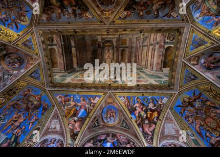 Détails de la belle peinture plafond - Stanze de Raphaël (Chambres de Raphaël) à l'intérieur du Musée du Vatican Banque D'Images