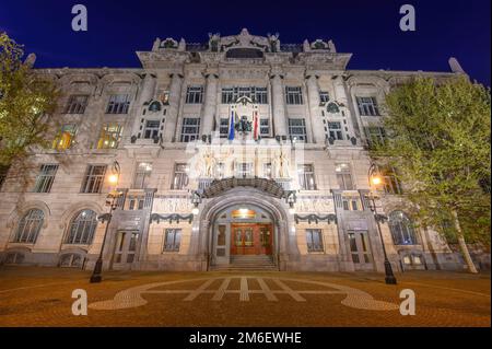 Façade de l'Académie de musique Franz Liszt à Budapest, Hongrie la nuit. Une salle de concert et un conservatoire de musique dans la ville fondée en 1875 Banque D'Images