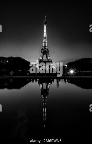 Paris, France nuit Cityscape avec la tour Eiffel en noir et blanc Banque D'Images