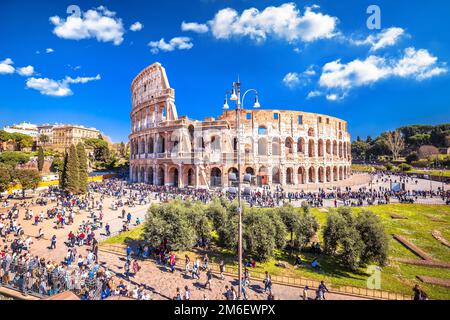 Rome, Italie, 23 mars 2019 : amphithéâtre romain historique à Rome, vue pittoresque de la ruée vers les touristes au printemps. La ville de Rome, en Italie, est visitée par beaucoup de touristes Banque D'Images