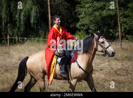 Activité sur le thème de Harry Potter le long de la piste de train d'Abreschviller une partie de Quidditch entre Gryffindor et Slytherin a joué à cheval Banque D'Images