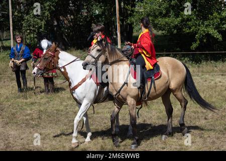 Activité sur le thème de Harry Potter le long de la piste de train d'Abreschviller une partie de Quidditch entre Gryffindor et Slytherin a joué à cheval Banque D'Images