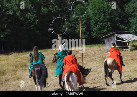 Activité sur le thème de Harry Potter le long de la piste de train d'Abreschviller une partie de Quidditch entre Gryffindor et Slytherin a joué à cheval Banque D'Images