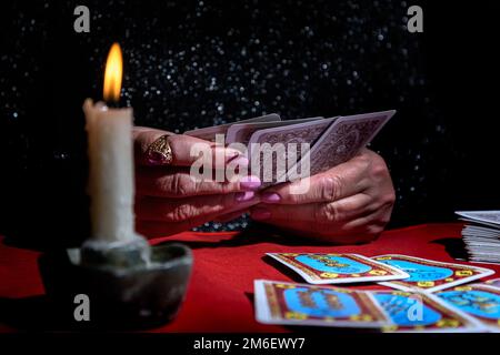 Une femme lit les cartes de Tarot Banque D'Images