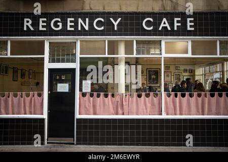 Londres - 2022 novembre : Regency Cafe en SW1 - café d'angle sans chichis avec extérieur carrelé, pour un petit déjeuner anglais complet et un menu britannique traditionnel Banque D'Images