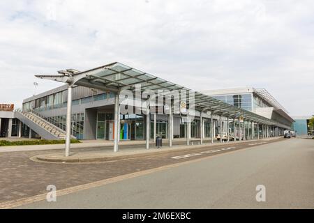 Flughafen Münster Osnabrück Airport FMO in Deutschland terminal und Bushaltestelle Banque D'Images