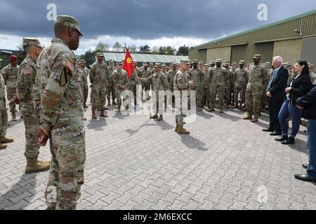 Le général Cristopher Cavoli (au centre), commandant général de l'armée des États-Unis en Europe et en Afrique, et le général de division James Smith (à gauche), commandant général du 21st Theatre Sustainability Command, visite des troupes de la 16th Brigade de soutien présente des pièces à la caserne d'ordnance du Rhin à Kaiserslautern, en Allemagne, sur 26 avril 2022. Le général Cavoli les a remerciés pour tout le travail acharné que les soldats ont fait et les sacrifie ainsi que leurs familles au cours des derniers mois. Banque D'Images