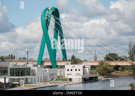 Pont sur la rivière Brda à Bydgoszcz. Architecture dans la ville polonaise. Déplacement. Banque D'Images