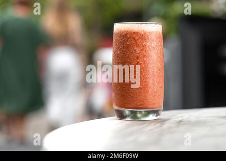 Smoothies aux cerises et cerises fraîches. mise au point sélective. Banque D'Images