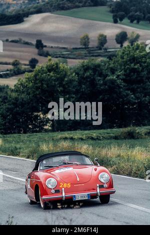 CAGLI , ITALIE - OTT 24 - 2020 : PORSCHE 356 1500 SPEEDSTER 1954 sur une vieille voiture de course en rallye mille Miglia 2020 le célèbre itali Banque D'Images