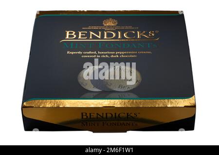 Boîte de pastilles de menthe Bendicks isolées sur fond blanc - crèmes de menthe poivrée couvertes de chocolat noir riche Banque D'Images