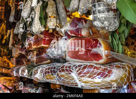 Des piles de saucisses séchées, de jambon de Parme et de prosciutto - charcuterie française typiquement faite de porc. Banque D'Images