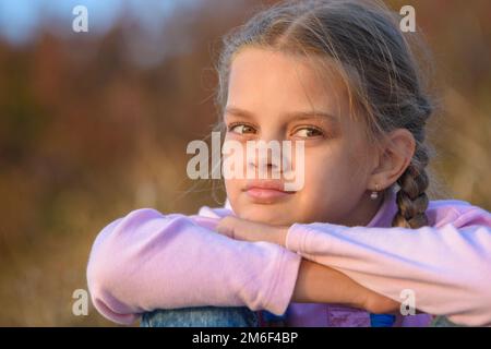 Portrait d'une belle fille de dix ans au coucher du soleil Banque D'Images