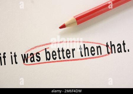 Erreur de grammaire ou d'orthographe entourée d'un crayon rouge comme correction de l'éditeur Banque D'Images