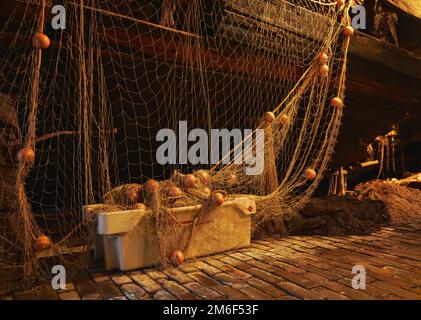 filets de pêche avec flotteurs pour un bateau en bois Banque D'Images