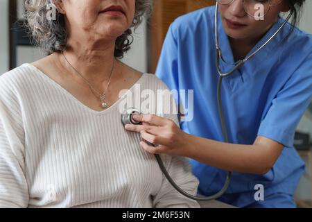 Jeune infirmière asiatique prenant soin des patients ou des personnes âgées à la maison. concept de soins infirmiers à domicile Banque D'Images