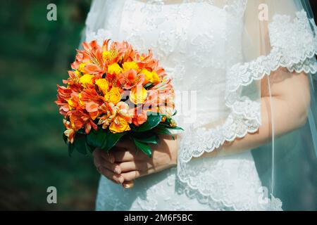 Mariée avec bouquet de fleurs d'orange. Bouquet de mariage. Banque D'Images