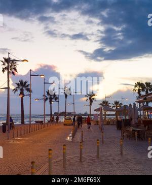 Promenade des touristes au crépuscule, Paphos, Chypre Banque D'Images