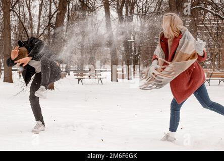 Extérieur taille vers le haut portrait de jeune beau heureux sourire couple posant dans la rue. Copie, espace vide. Dates hivernales Banque D'Images