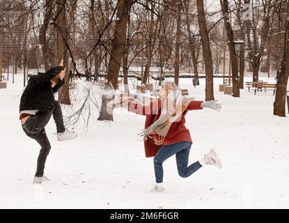 Extérieur taille vers le haut portrait de jeune beau heureux sourire couple posant dans la rue. Copie, espace vide. Dates hivernales Banque D'Images