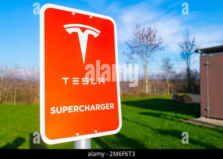 Panneau pour une station de Supercharger Tesla sur un arrêt de camion sur le A45 Banque D'Images