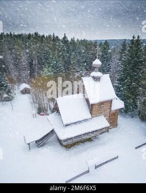 Église en bois sous la neige. Une église près de la forêt. Banque D'Images