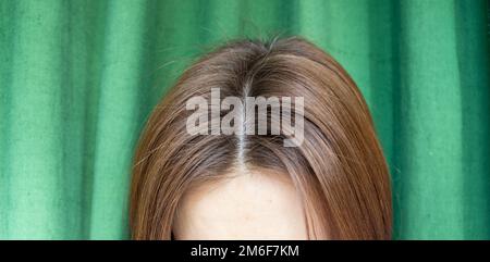 Les cheveux des femmes après s'être lavées sur un fond vert.la vue de le haut Banque D'Images