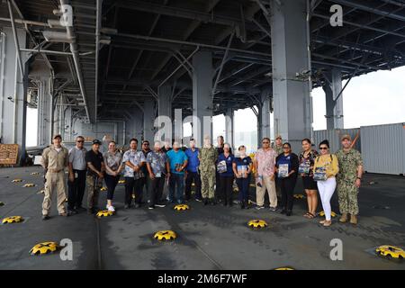 GARAPAN, Saipan (27 avril 2022) des représentants de diverses organisations du Commonwealth des îles Mariannes du Nord (CNMI) effectuent une visite à bord de la base maritime expéditionnaire USS Miguel Keith (ESB 5) tout en étant ancré au large de Garapan, Saipan, pour la première visite du navire dans son port administratif d’attache. Miguel Keith, qui fait partie de l'escadron amphibie 11, opère dans la zone d'opérations de la flotte américaine 7th afin d'améliorer l'interopérabilité avec les alliés et les partenaires et de servir de force d'intervention prête à l'emploi pour défendre la paix et la stabilité dans la région Indo-Pacifique. Banque D'Images