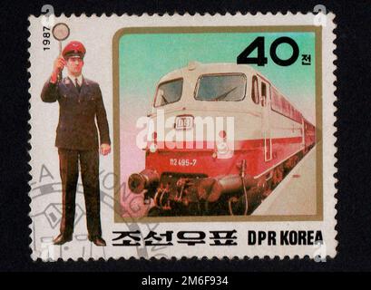 RPD Corée - VERS 1987: Timbres de poste imprimés en RPD Corée en 1987 et locomotives électriques dédiées Banque D'Images