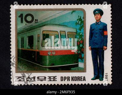 RPD Corée - VERS 1987: Timbres de poste imprimés en RPD Corée en 1987 et locomotives électriques dédiées Banque D'Images