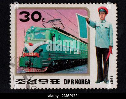 RPD Corée - VERS 1987: Timbres de poste imprimés en RPD Corée en 1987 et locomotives électriques dédiées Banque D'Images