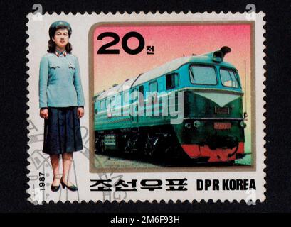 RPD Corée - VERS 1987: Timbres de poste imprimés en RPD Corée en 1987 et locomotives électriques dédiées Banque D'Images