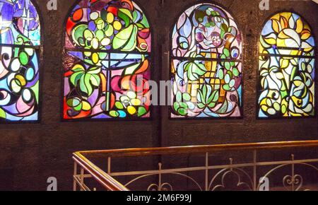 Vitraux dans une rangée et un escalier, intérieur de chambre vintage avec fenêtres d'art en verre multicolores Banque D'Images