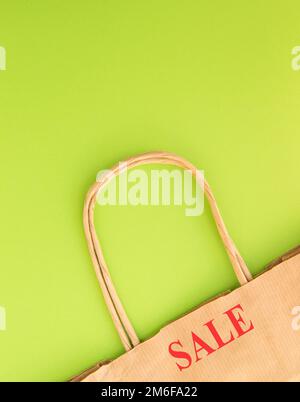 Sac de shopping en papier avec inscription la VENTE, photo verticale, espace de copie Banque D'Images