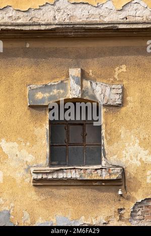 Fenêtre d'une ancienne usine abandonnée Banque D'Images