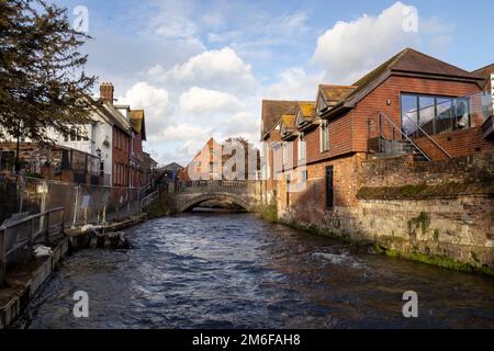 La promenade au bord de la rivière Weirs à Winchester, Hampshire, Royaume-Uni Banque D'Images