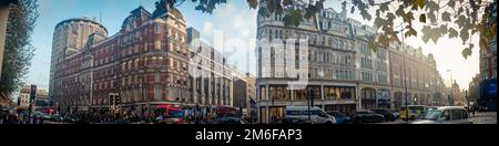 Londres - décembre 2022 : vue panoramique de Harvey Nichols et des boutiques de Knightsbridge, centre-ouest de Londres Banque D'Images